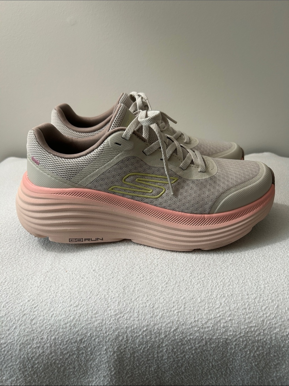Sketchers Women’s Max Cushioning Endeavor. Natural/Multi. Size 7 1/2